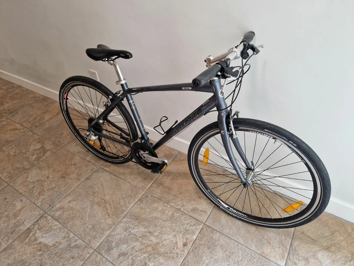 Giant CRS city/hybrid bike Medium size. - Image 4