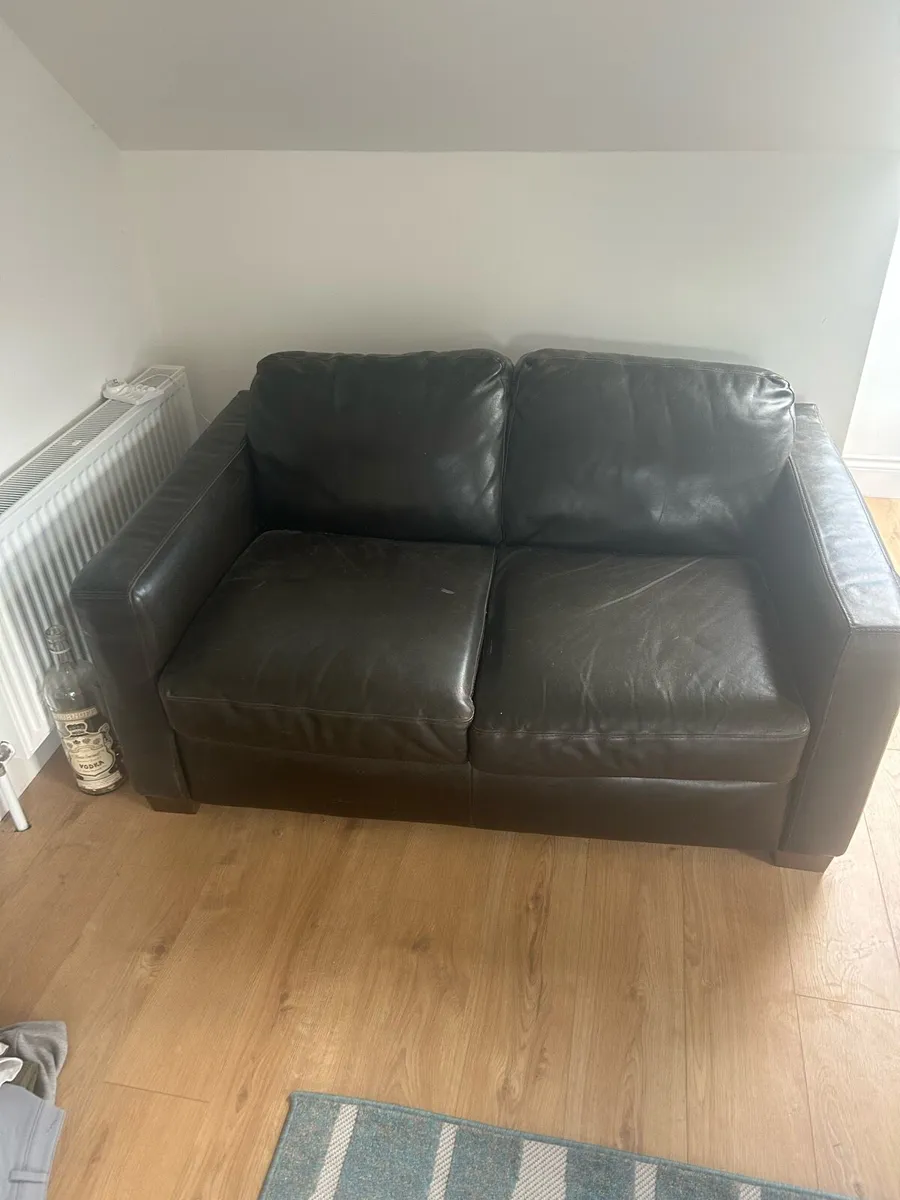 2 leather single seat and a 2 seat sofa - Image 2
