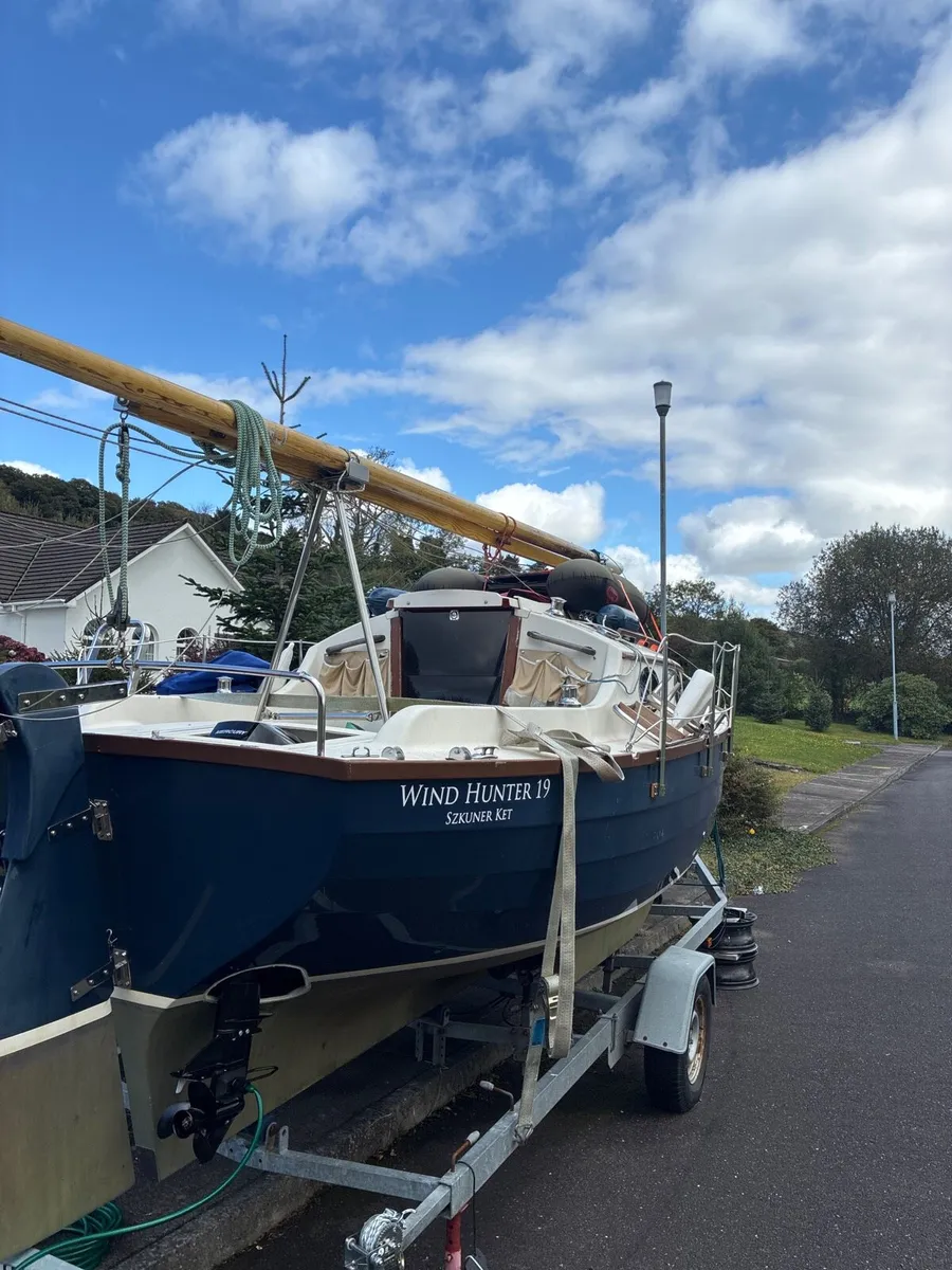 Masts and sails Wind Hunter 19