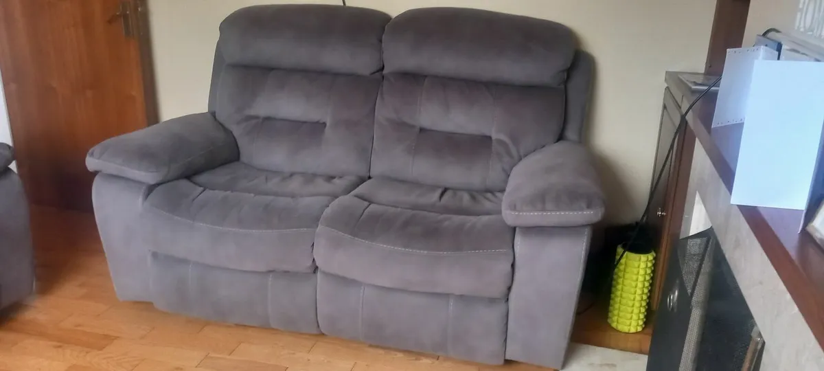 Recliner sofa - Image 1