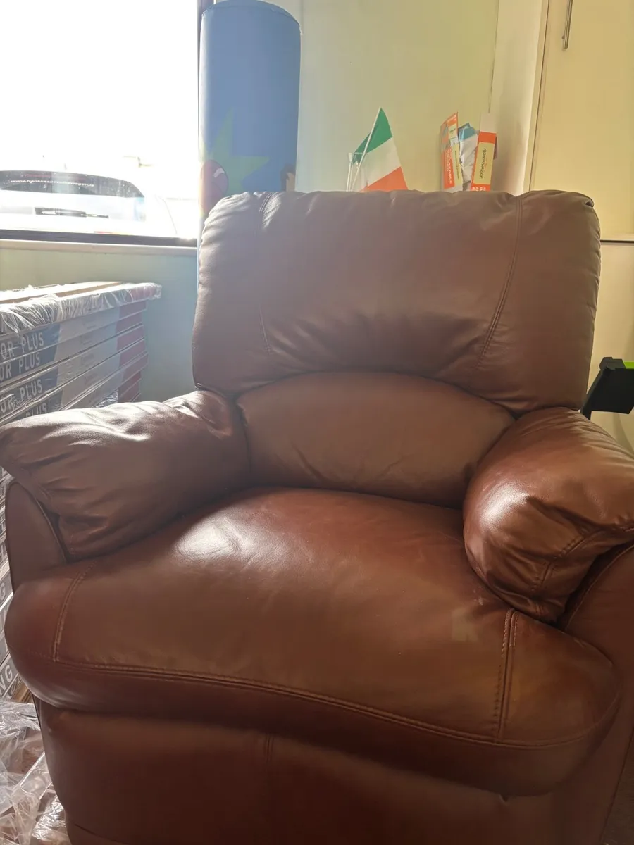 3 seater leather sofa & 2 single seater recliners - Image 3