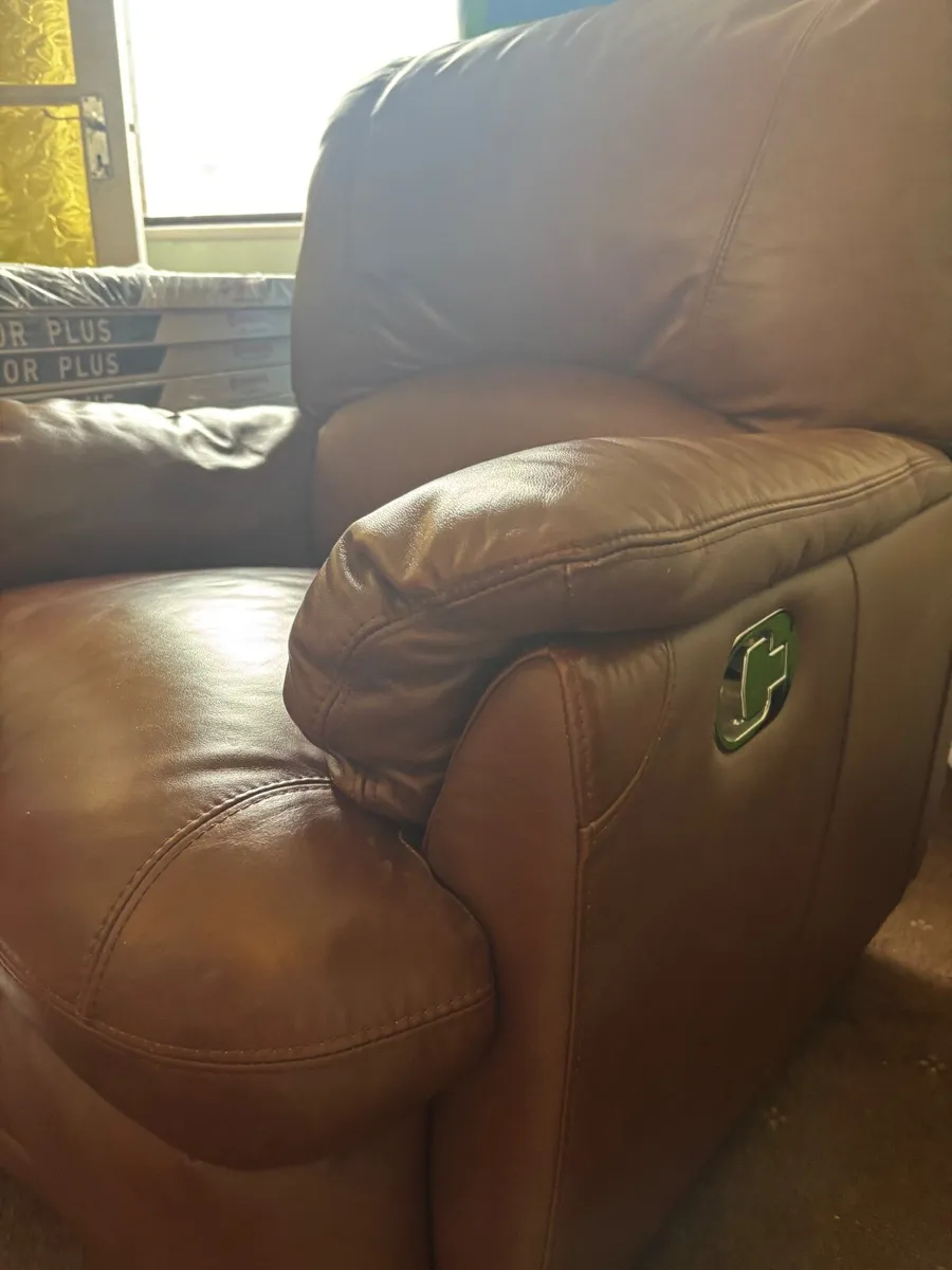 3 seater leather sofa & 2 single seater recliners - Image 4