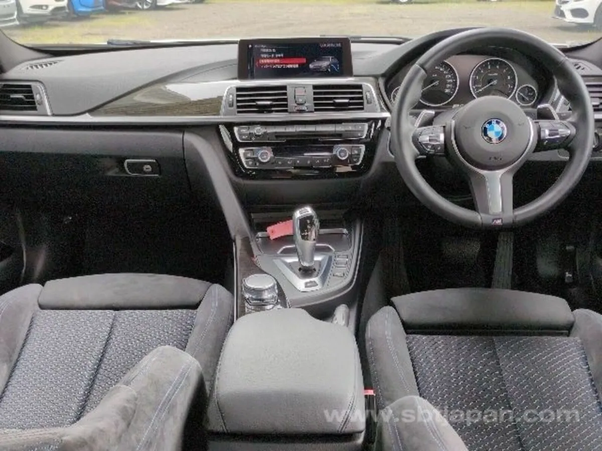 BMW 3-Series 2018 - Image 3