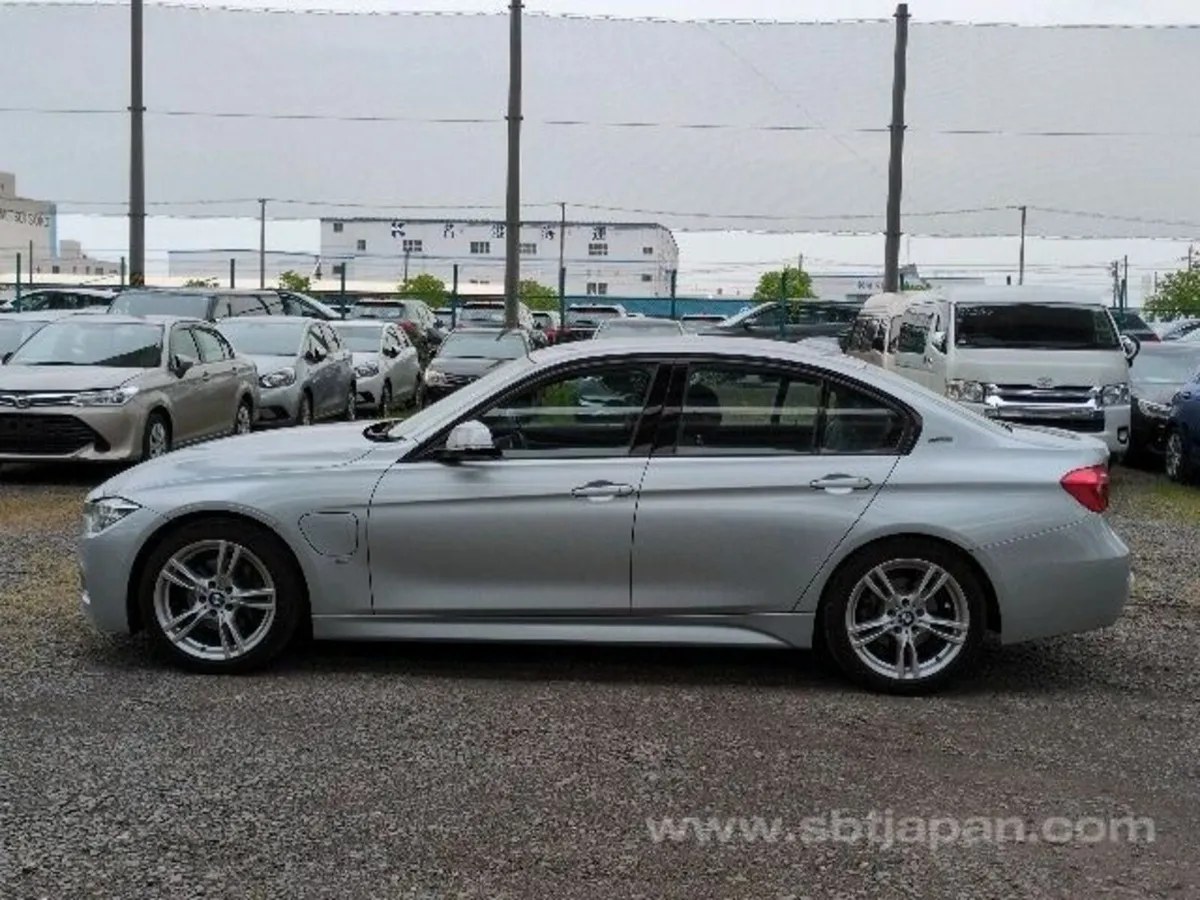 BMW 3-Series 2018 - Image 4