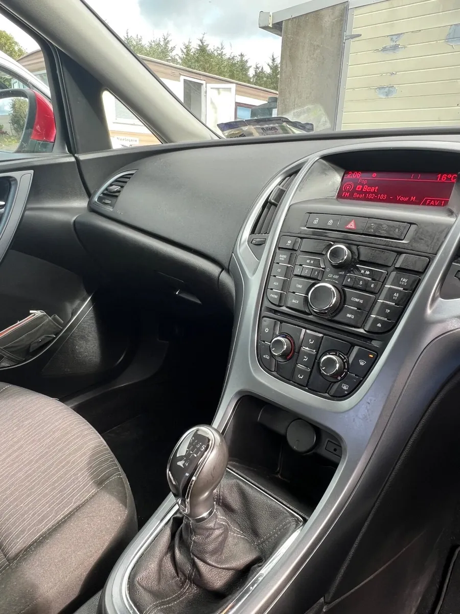 Opel Astra 2014 - Image 2