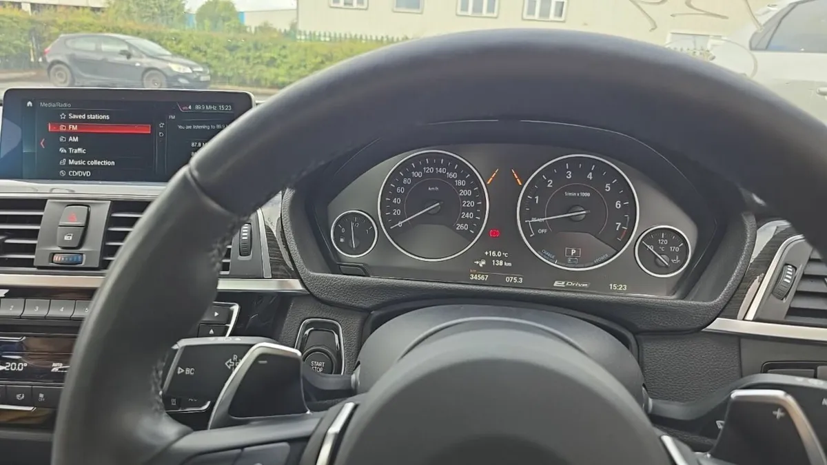 BMW 3-Series 2018 - Image 2