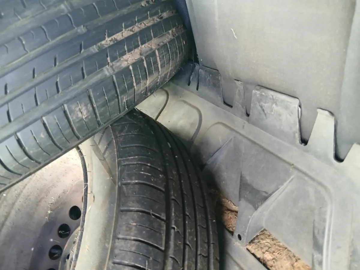 Vw golf tyres - Image 1