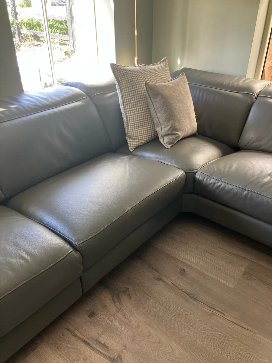 Leather couch - Image 4