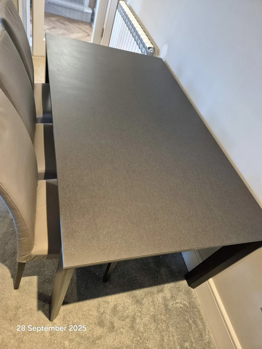Table and six chairs - Image 1