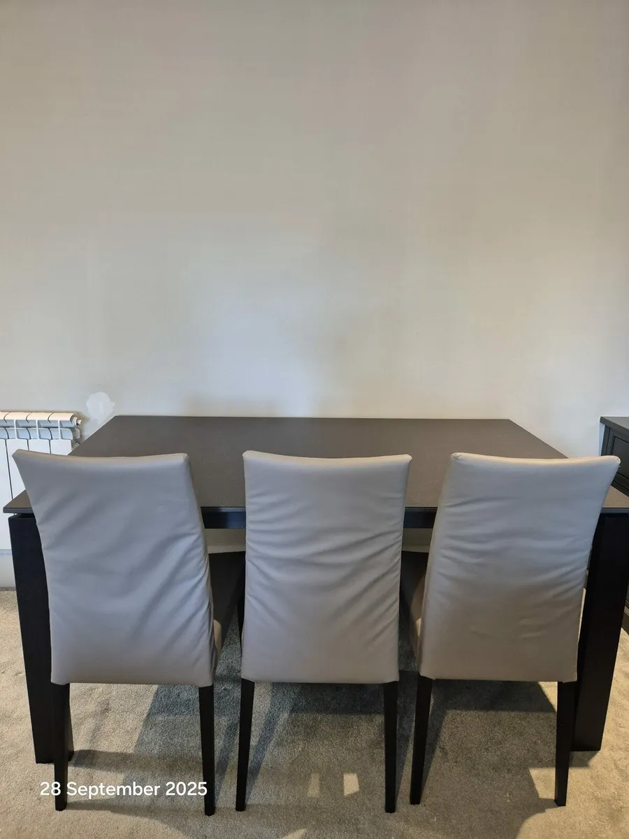 Table and six chairs - Image 2