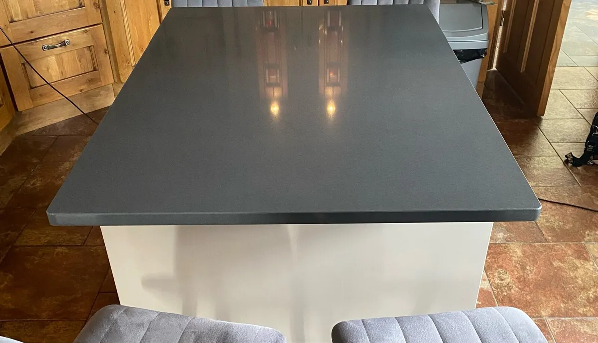 Kitchen island - Image 1