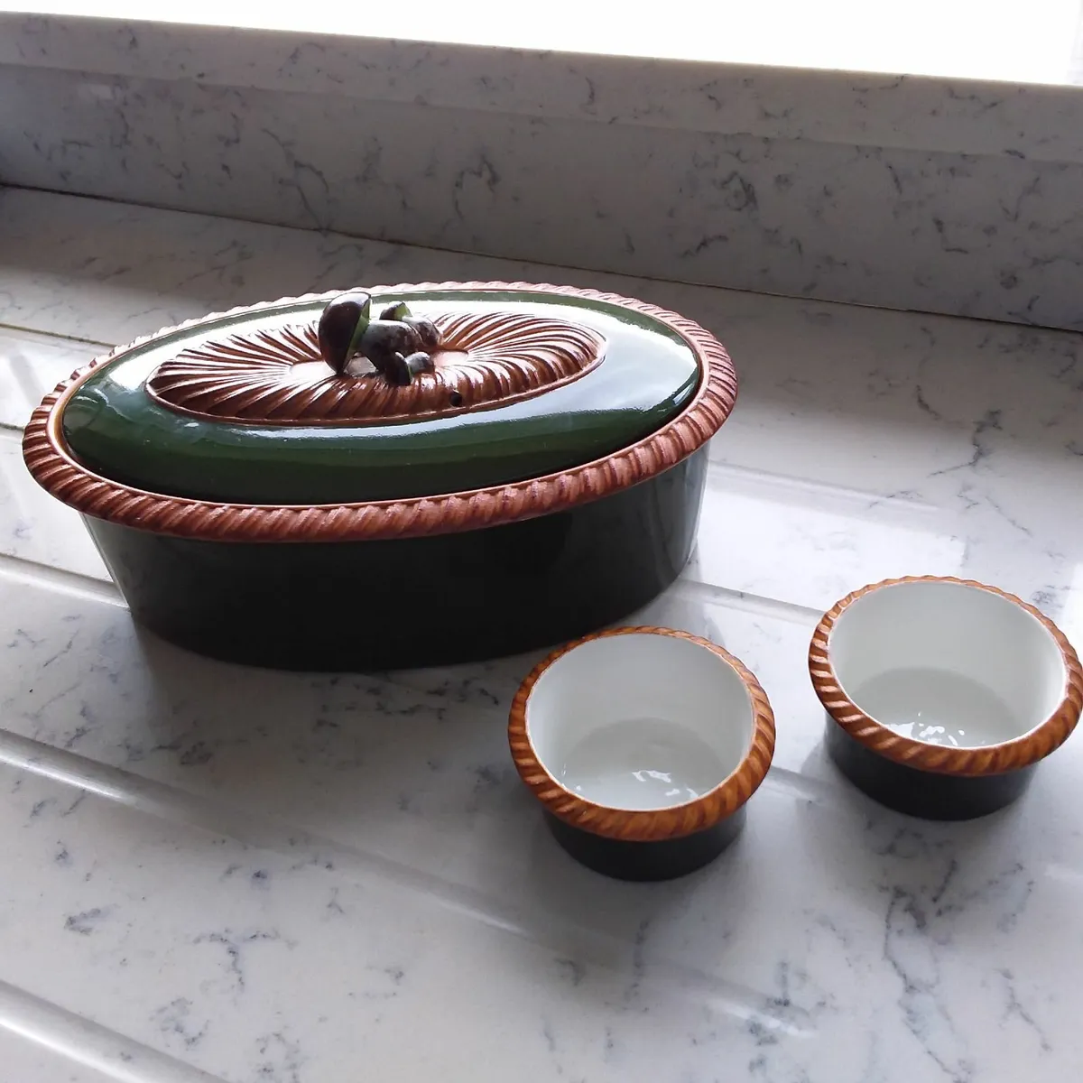 Pilivite/Pillivuyt France Dish & 2 Ramekin Dishes - Image 1