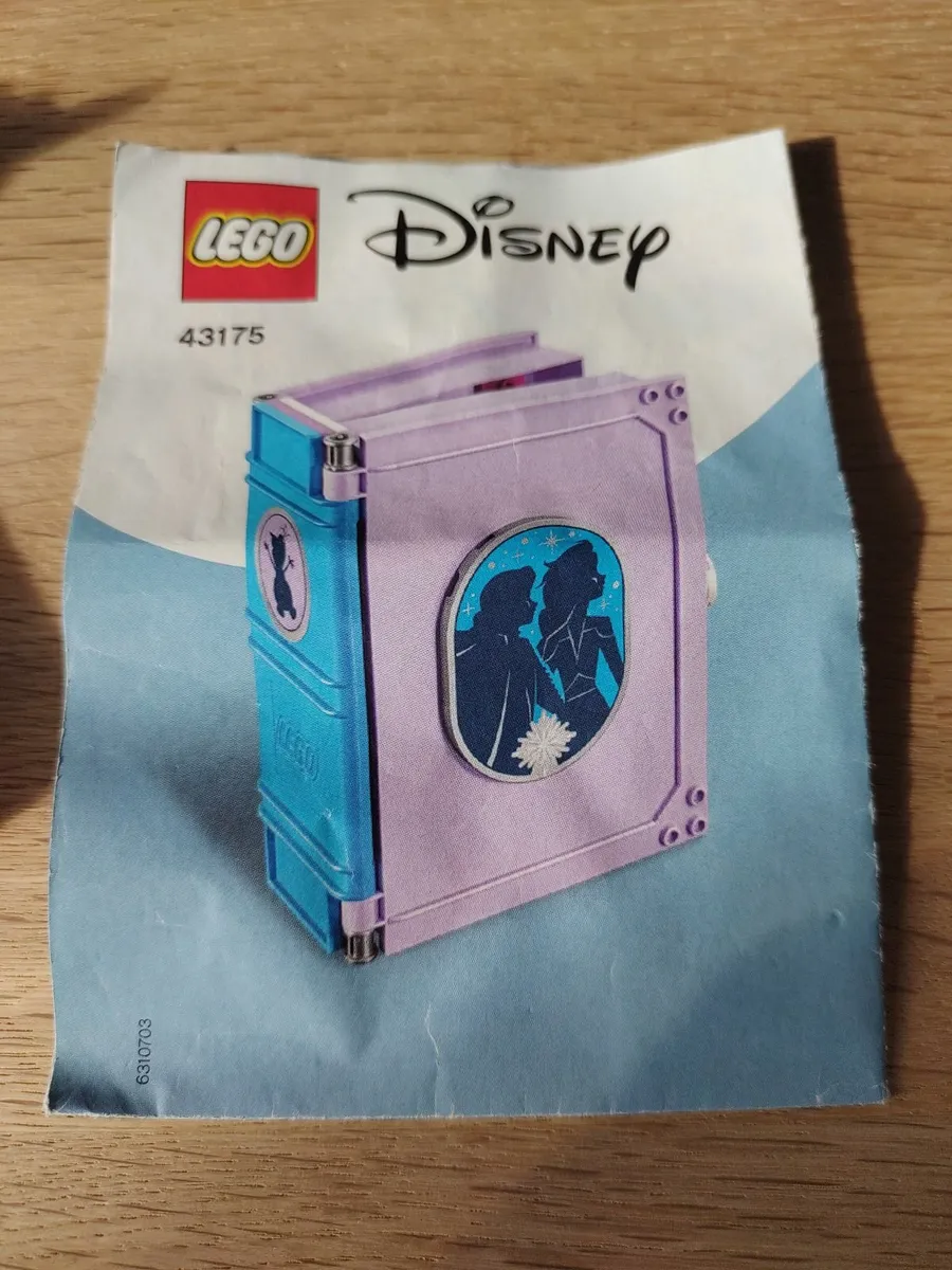 LEGO set 43175 – Anna & Elsa’s Storybook Adventure - Image 2