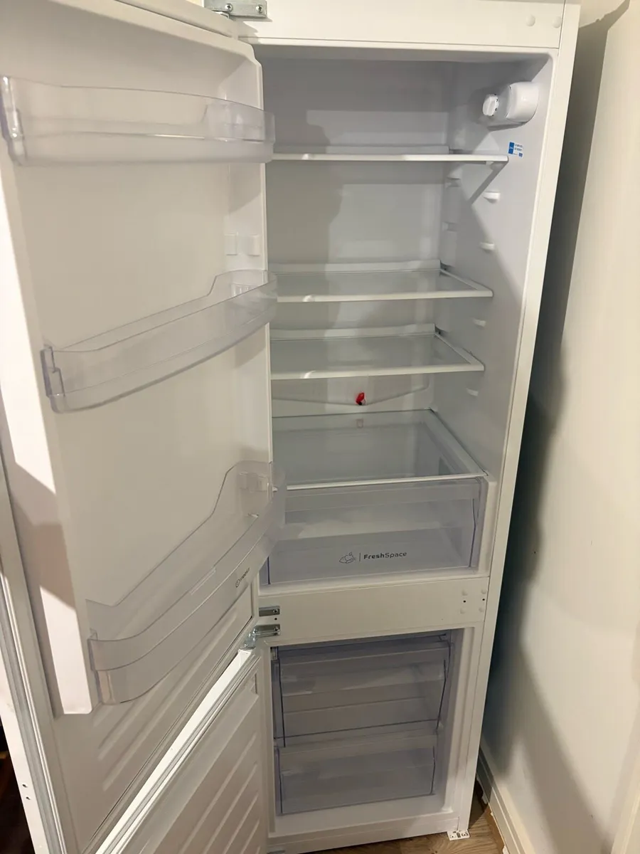 Indesit Integrated 60/40 Fridge Freezer - Image 2