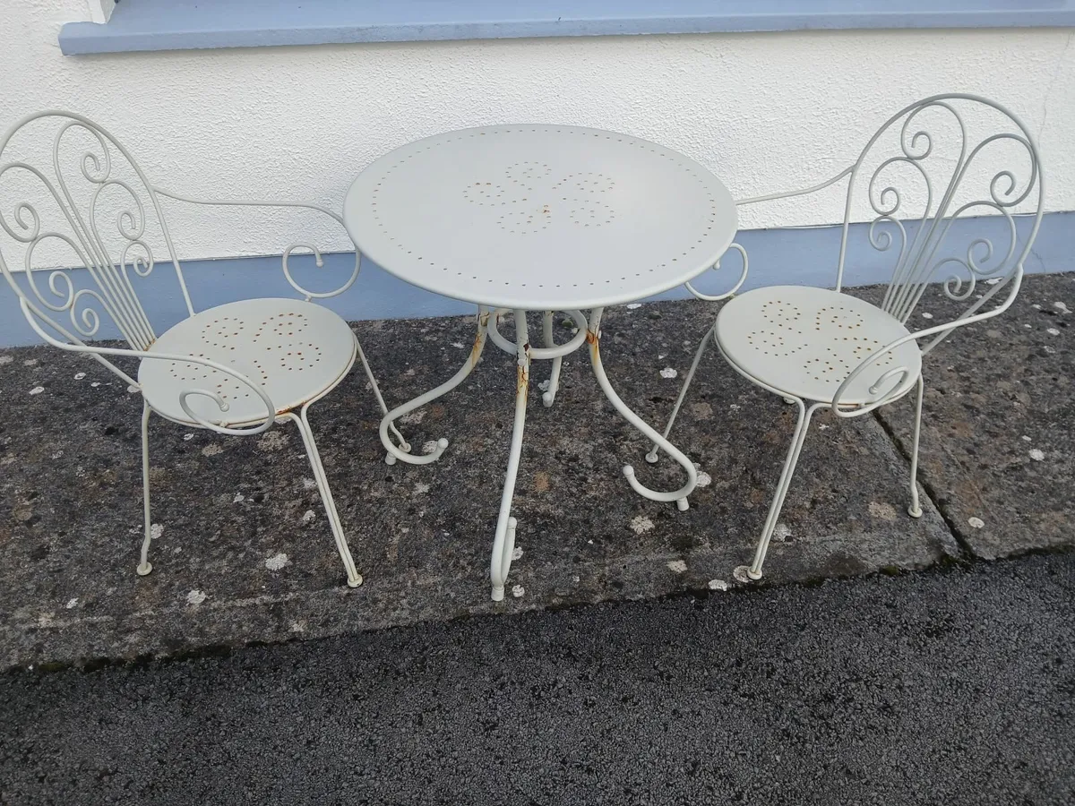 Outdoor table and 2 chairs - Image 1