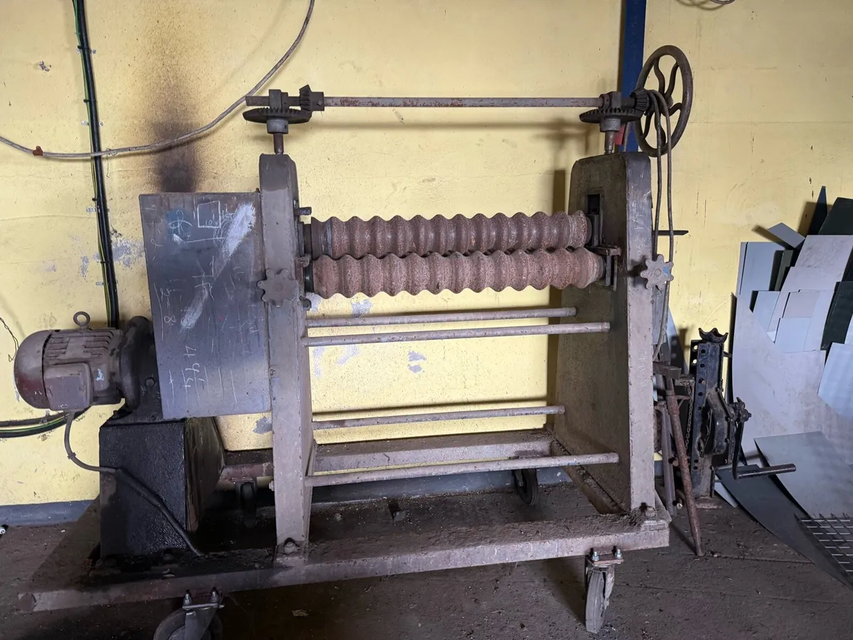 Corrugated iron roller - Image 1