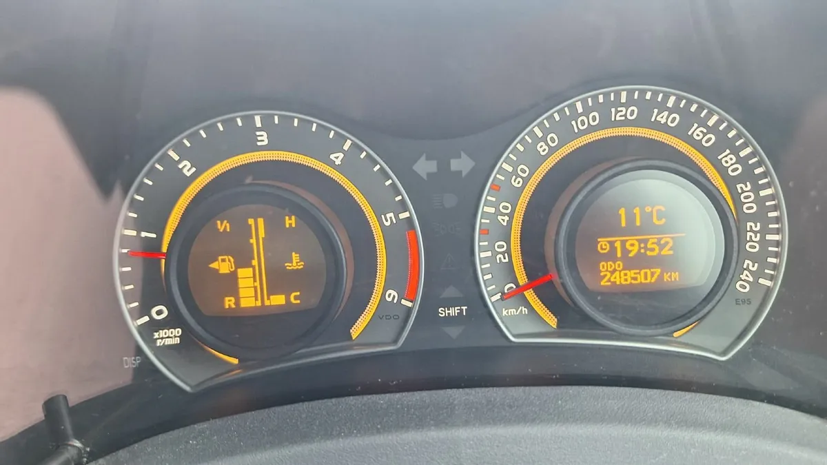 Toyota Auris 2012 - Image 4