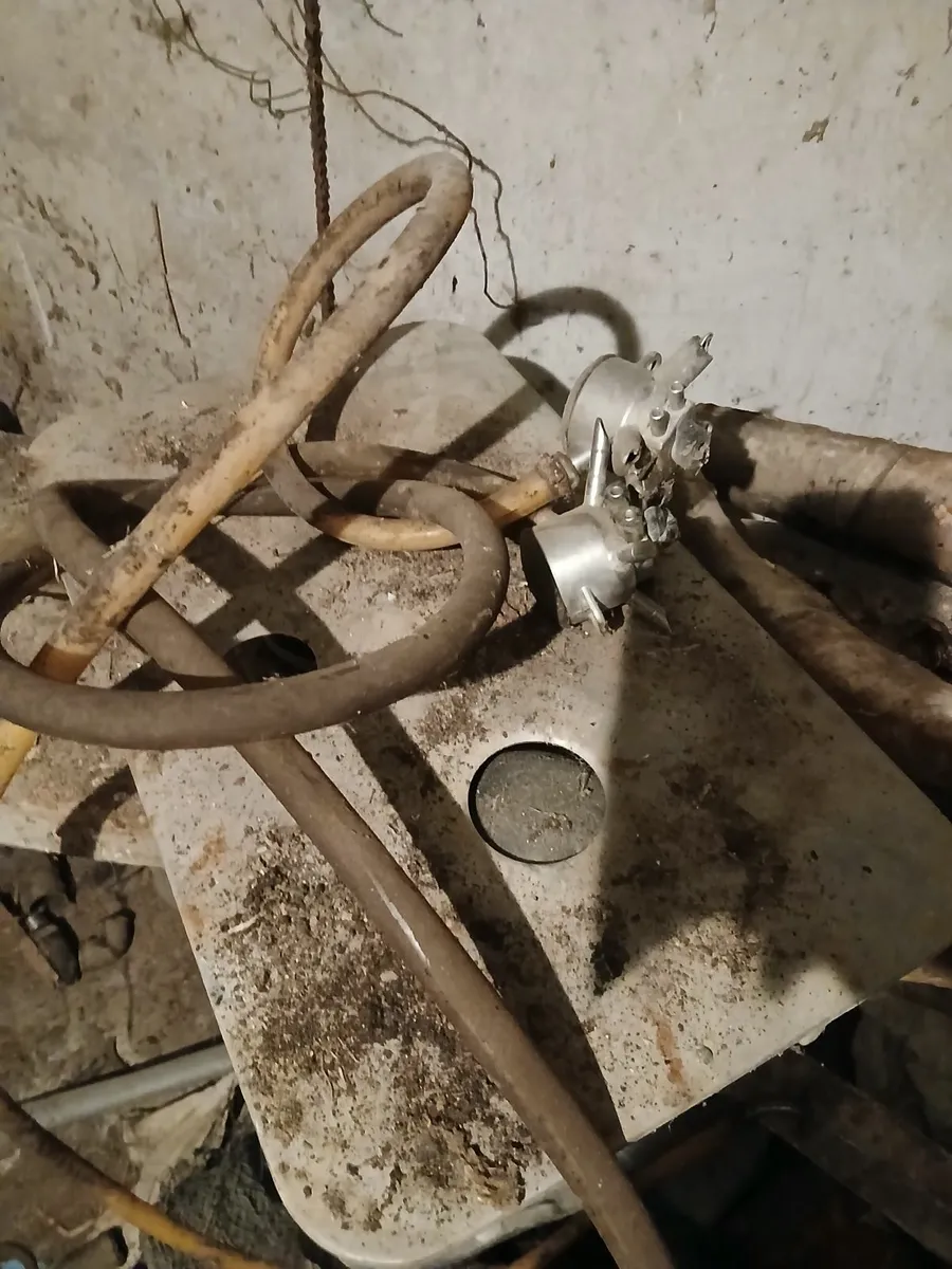 Old milking machine - Image 4