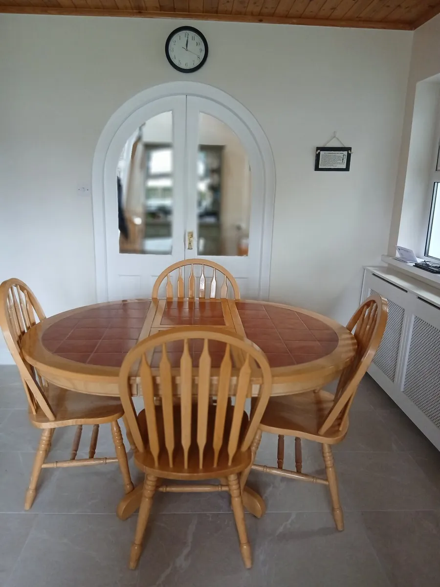 Table and chairs - Image 2