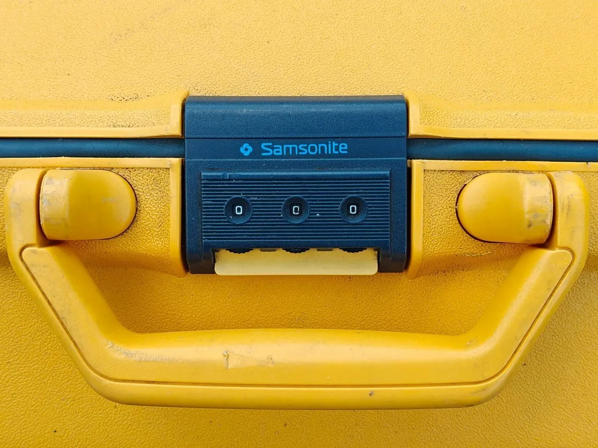 Hard shell suitcase (free) - Image 1