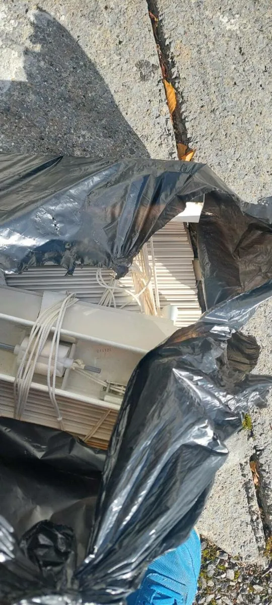 White wooden venetian blinds - Image 2