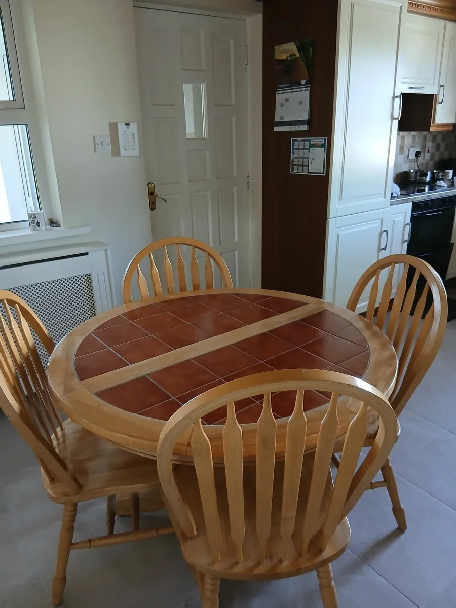 Table and chairs - Image 3
