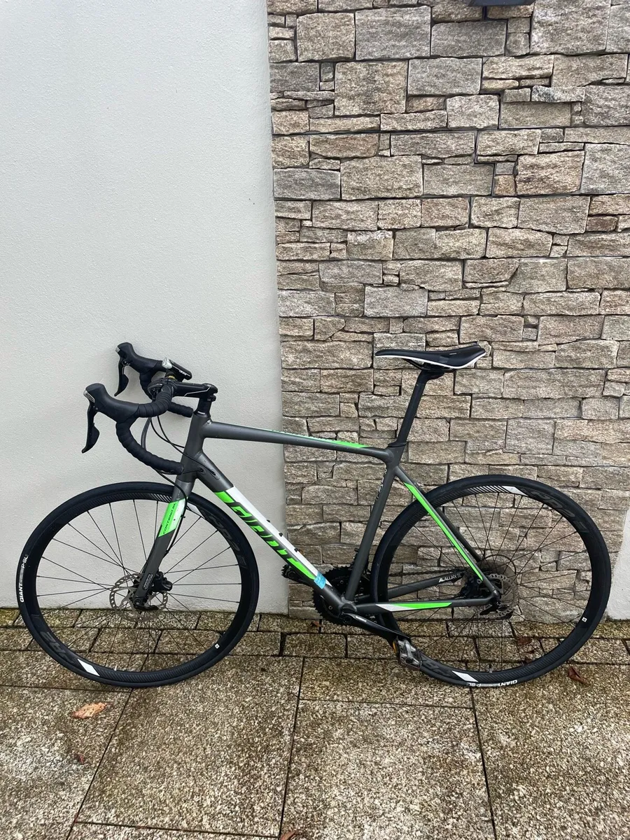 Giant Contend SL Road Bike - Image 1