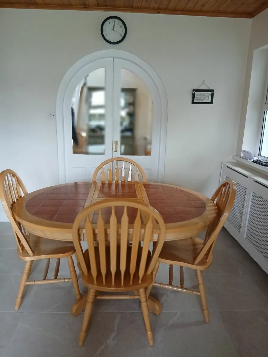 Table and chairs - Image 4