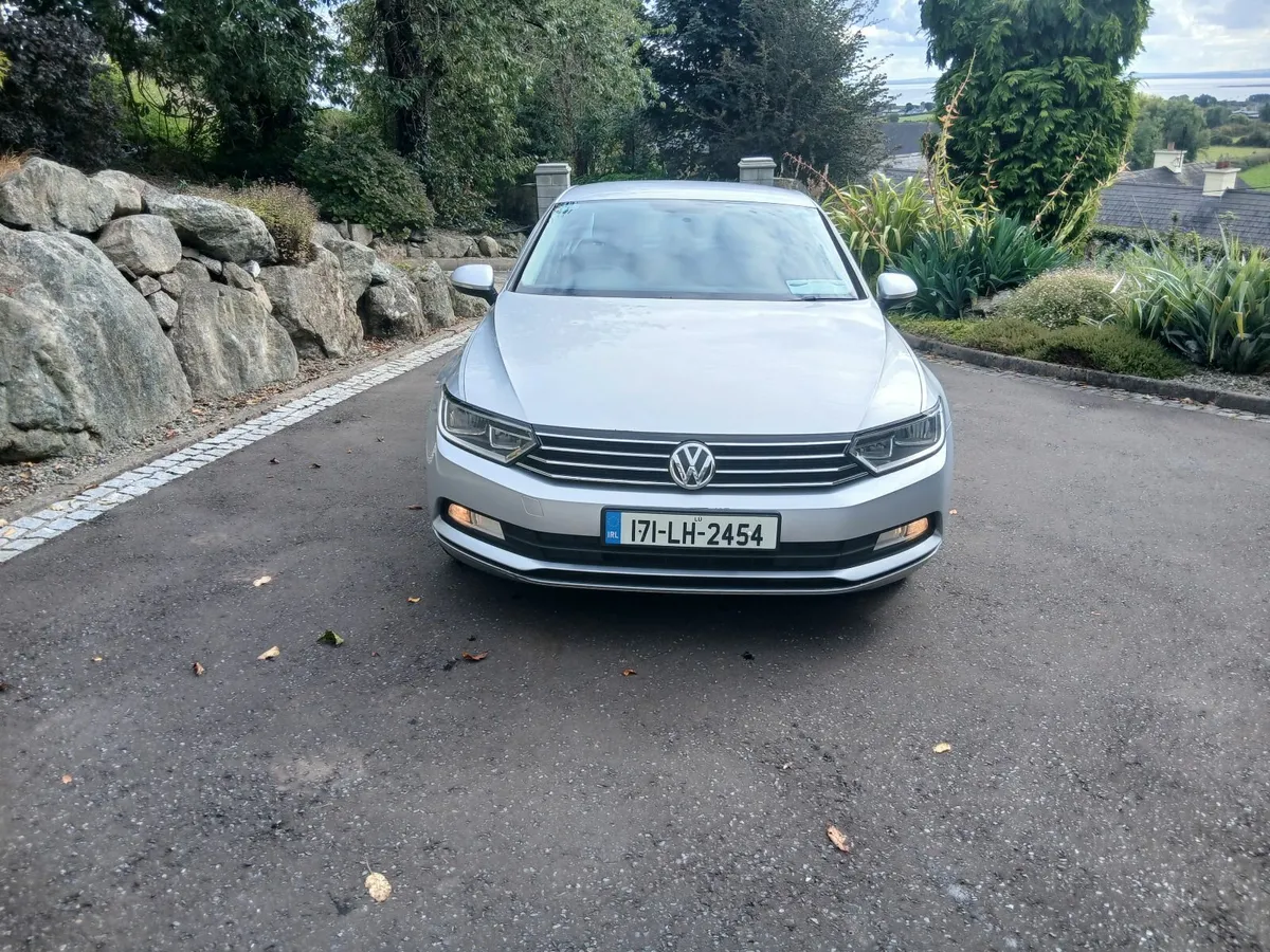 Volkswagen Passat 2017 - Image 2
