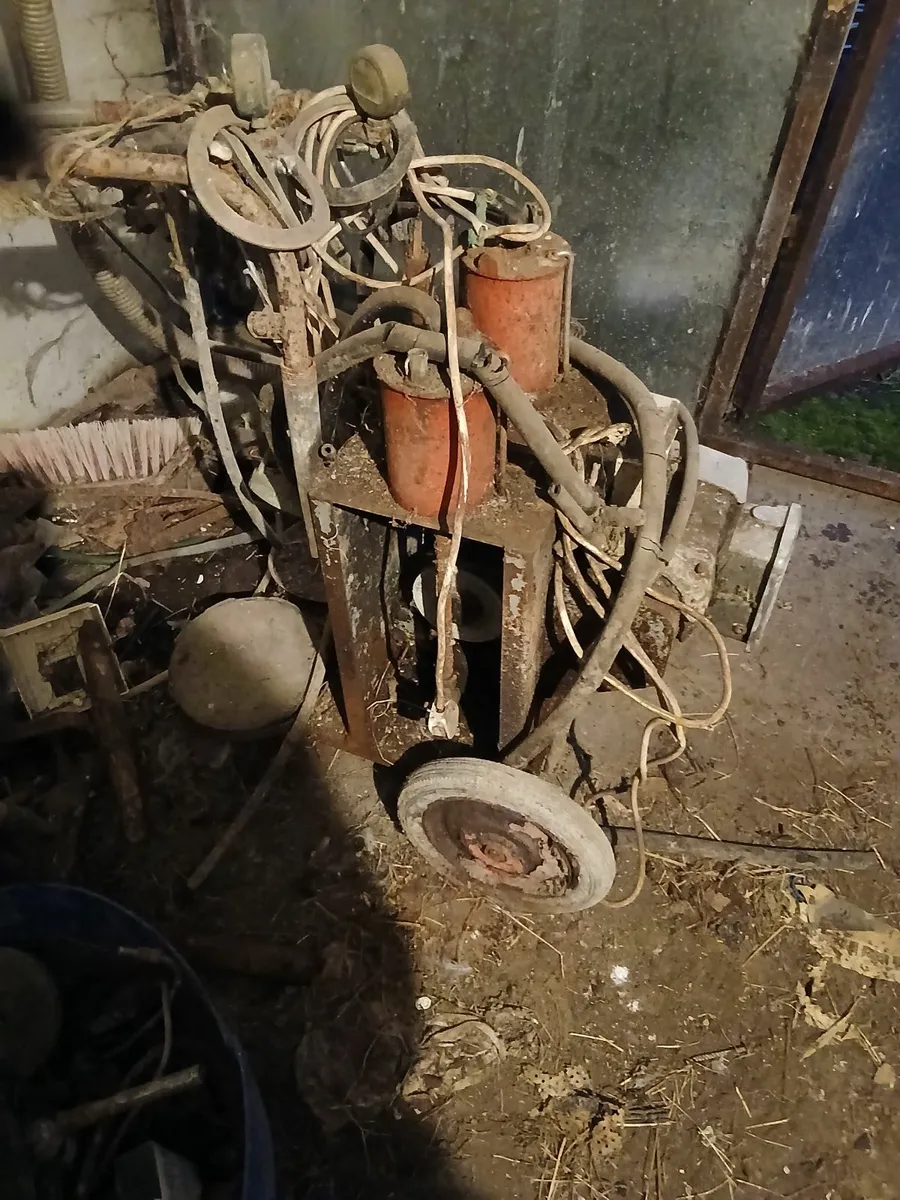 Old milking machine - Image 3