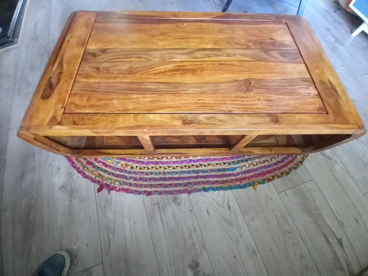COFFEE TABLE - Image 1