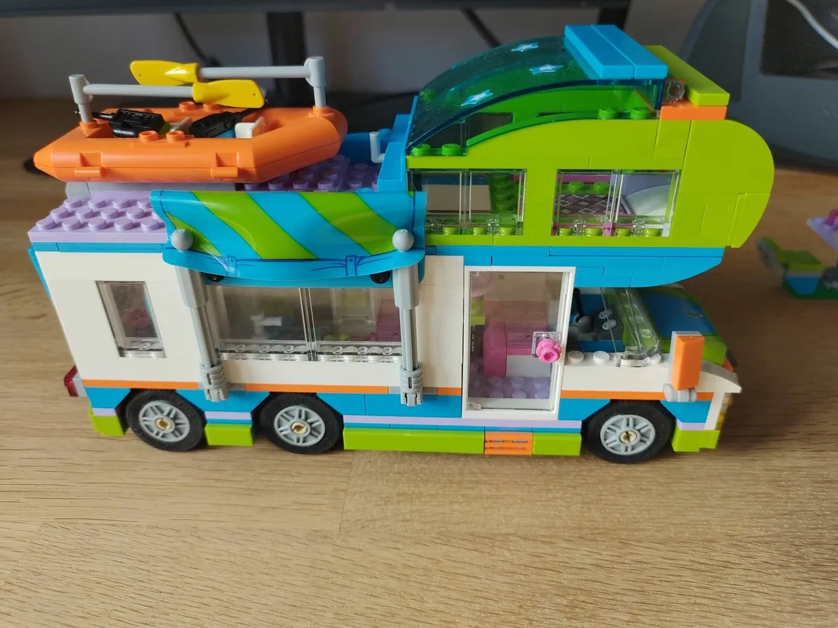 LEGO Friends set 41335 Mia's Camper Van - Image 2