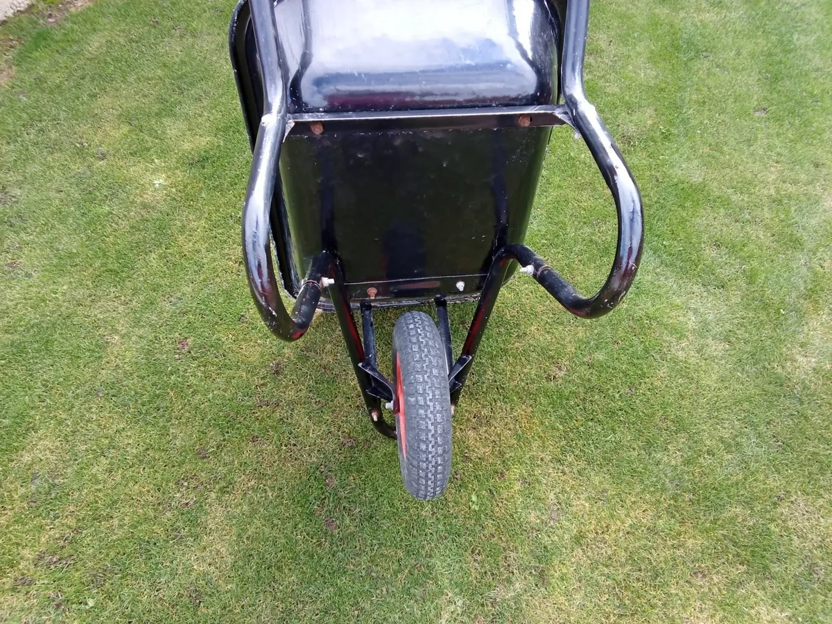 85Ltr Wheelbarrow. - Image 3