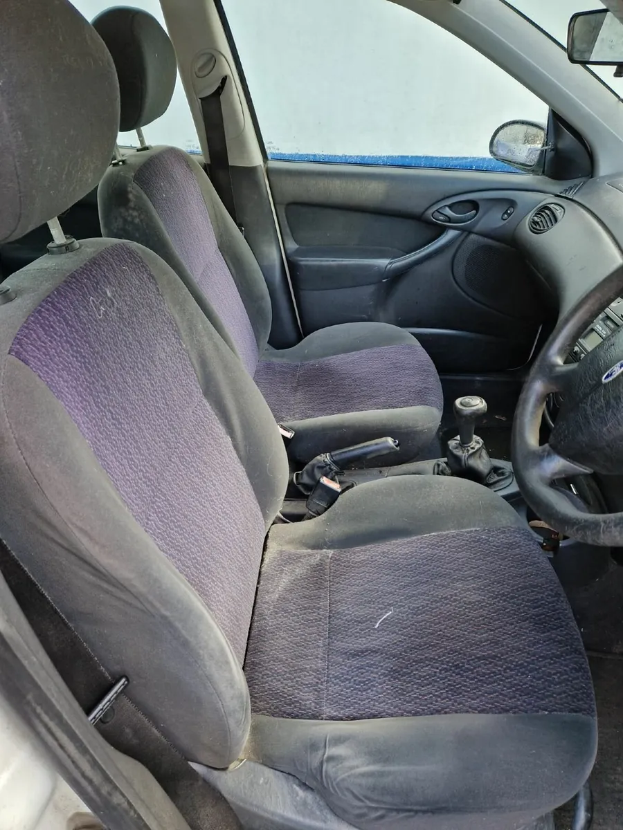 Ford Focus 1999 - Image 2