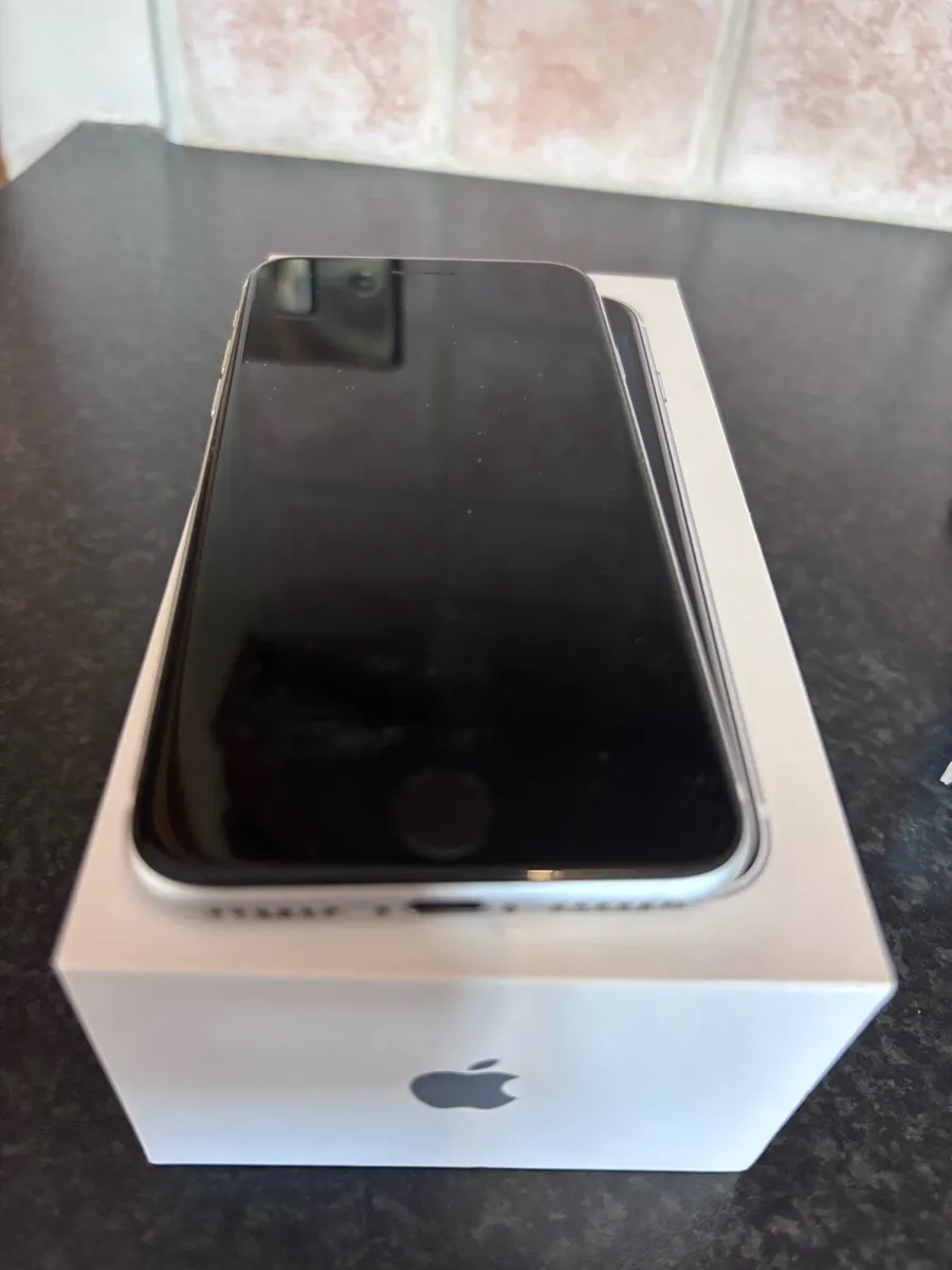 iPhone SE - Image 1