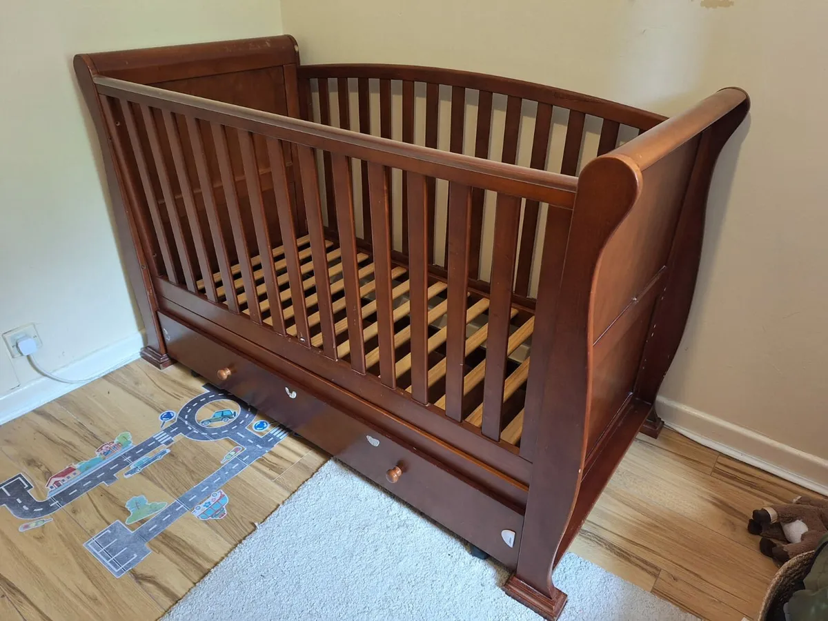 Baby cot, with mattress and sheets included - Image 1
