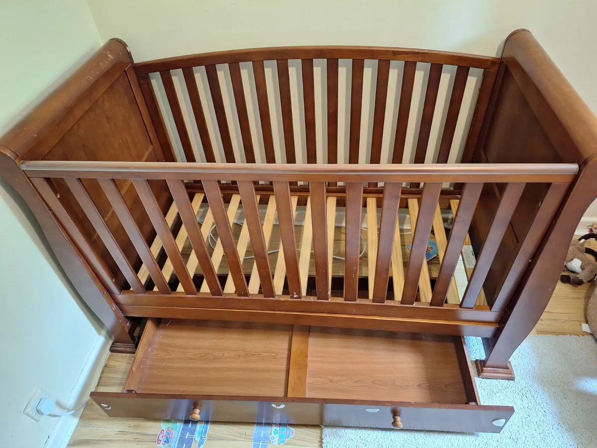 Baby cot, with mattress and sheets included - Image 2