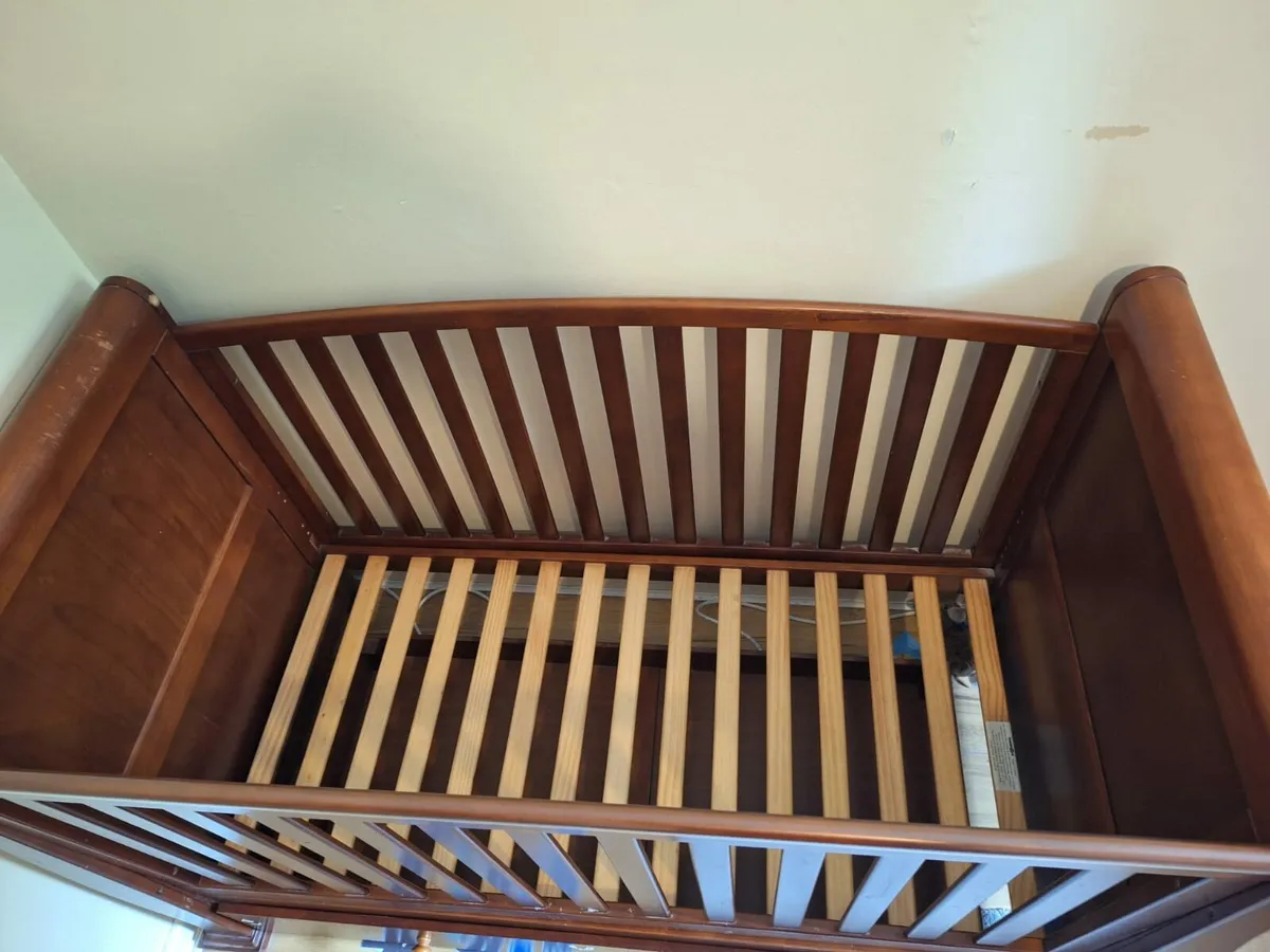 Baby cot, with mattress and sheets included - Image 3