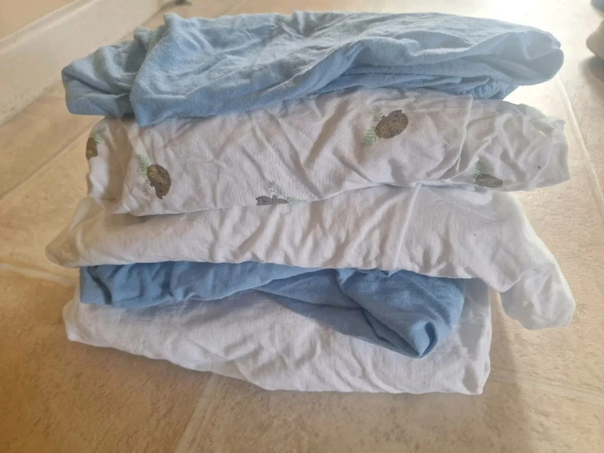 Baby cot, with mattress and sheets included - Image 4