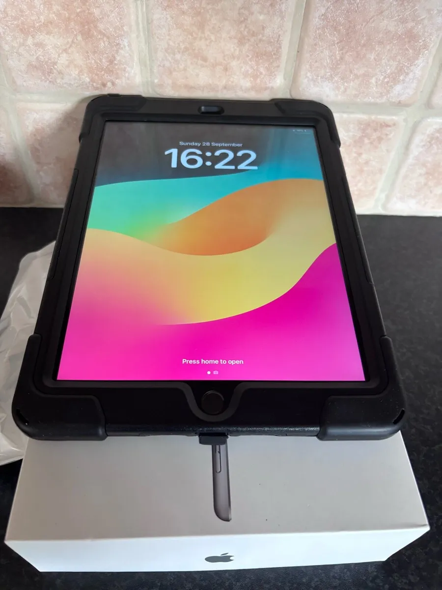 iPad 6th generation - Image 2