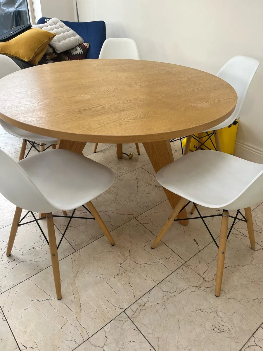 Round oak table with 6 chairs - Image 1