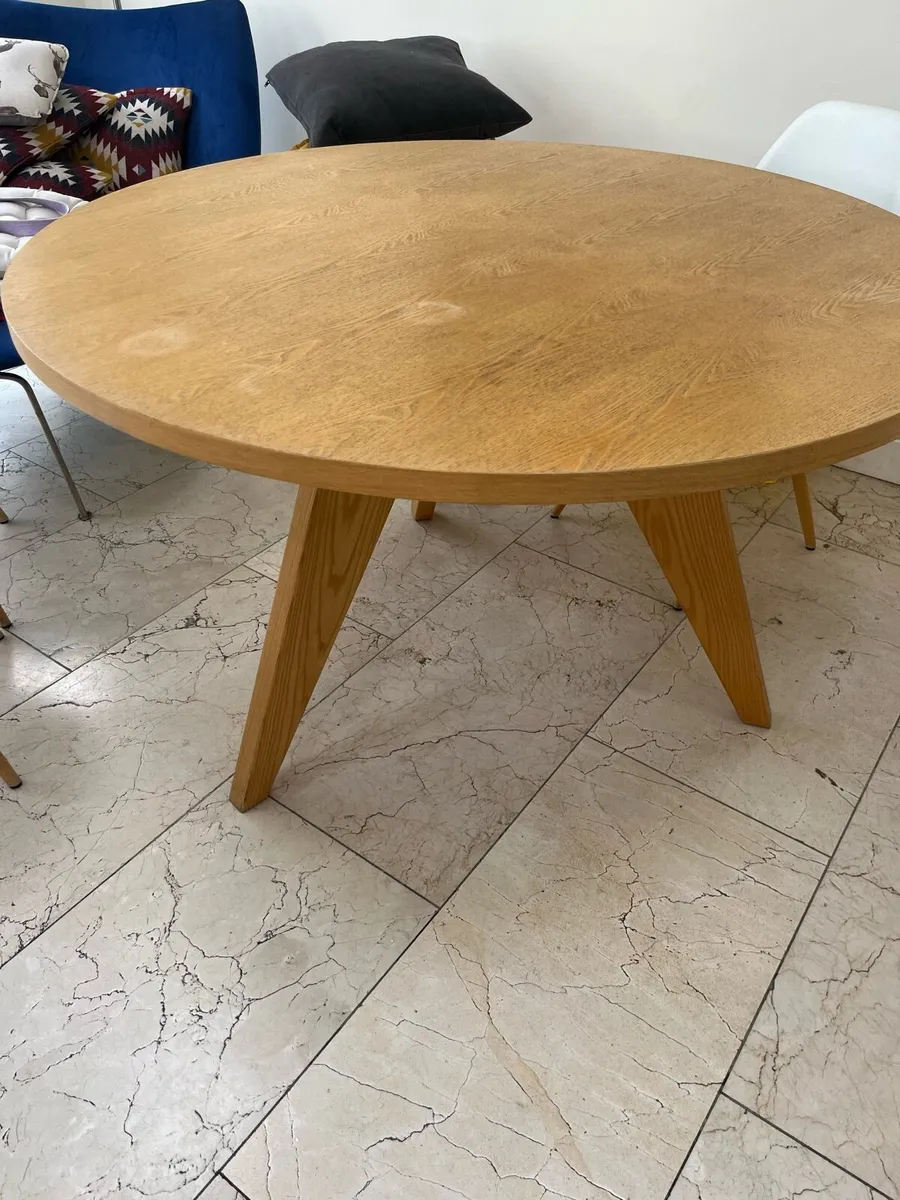 Round oak table with 6 chairs - Image 2