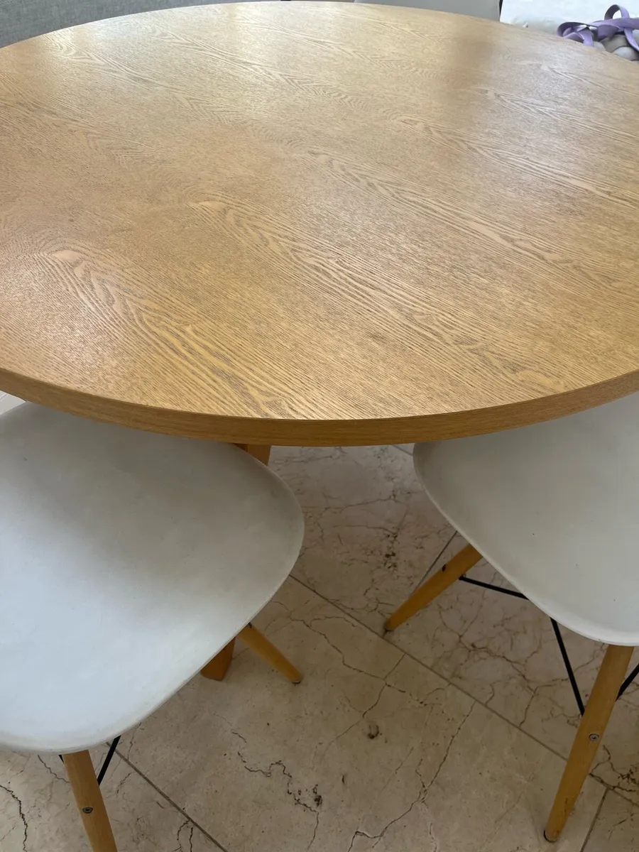 Round oak table with 6 chairs - Image 4