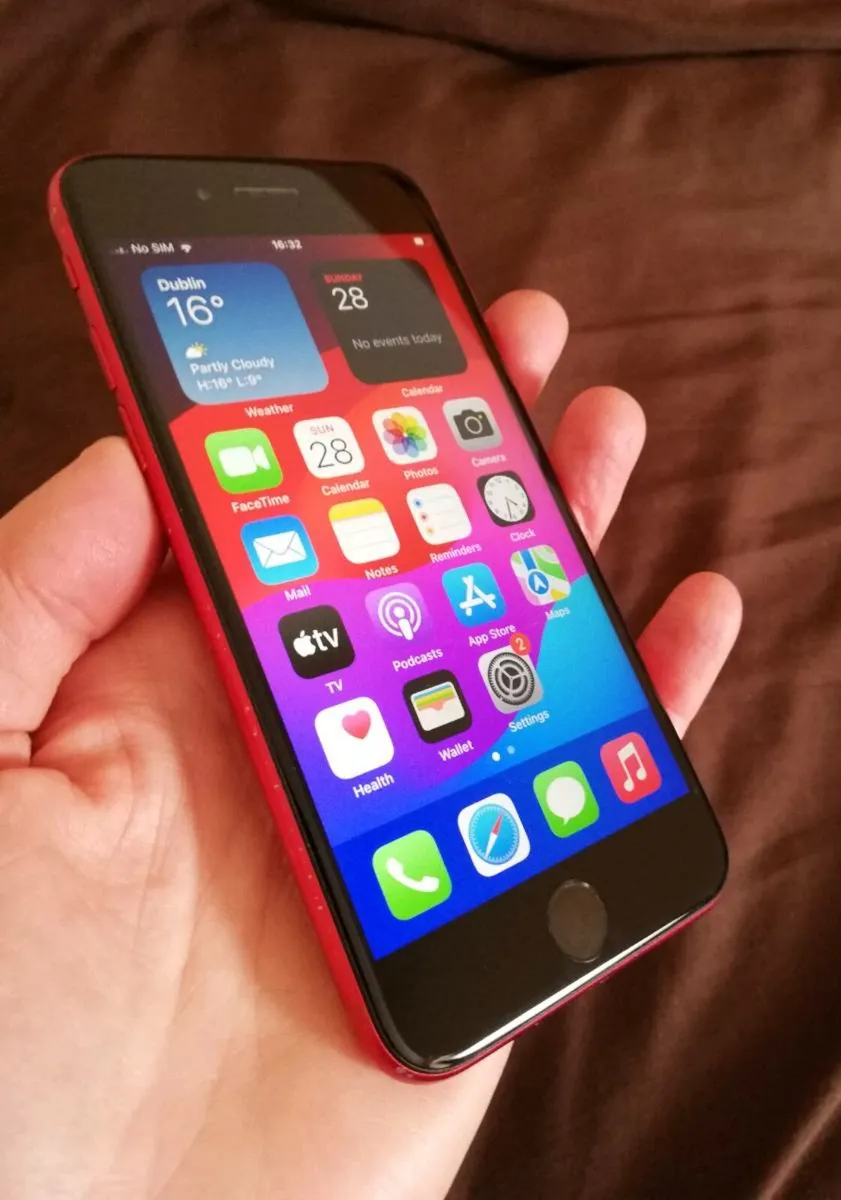 iPhone SE 64GB Red - Image 3