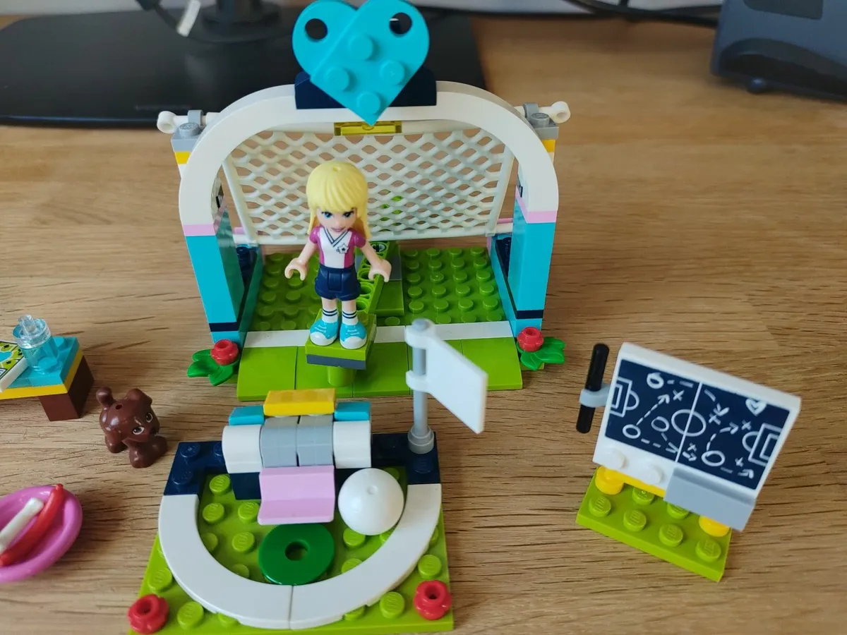 LEGO Friends set 41330 Stephanie's Soccer Practice - Image 2