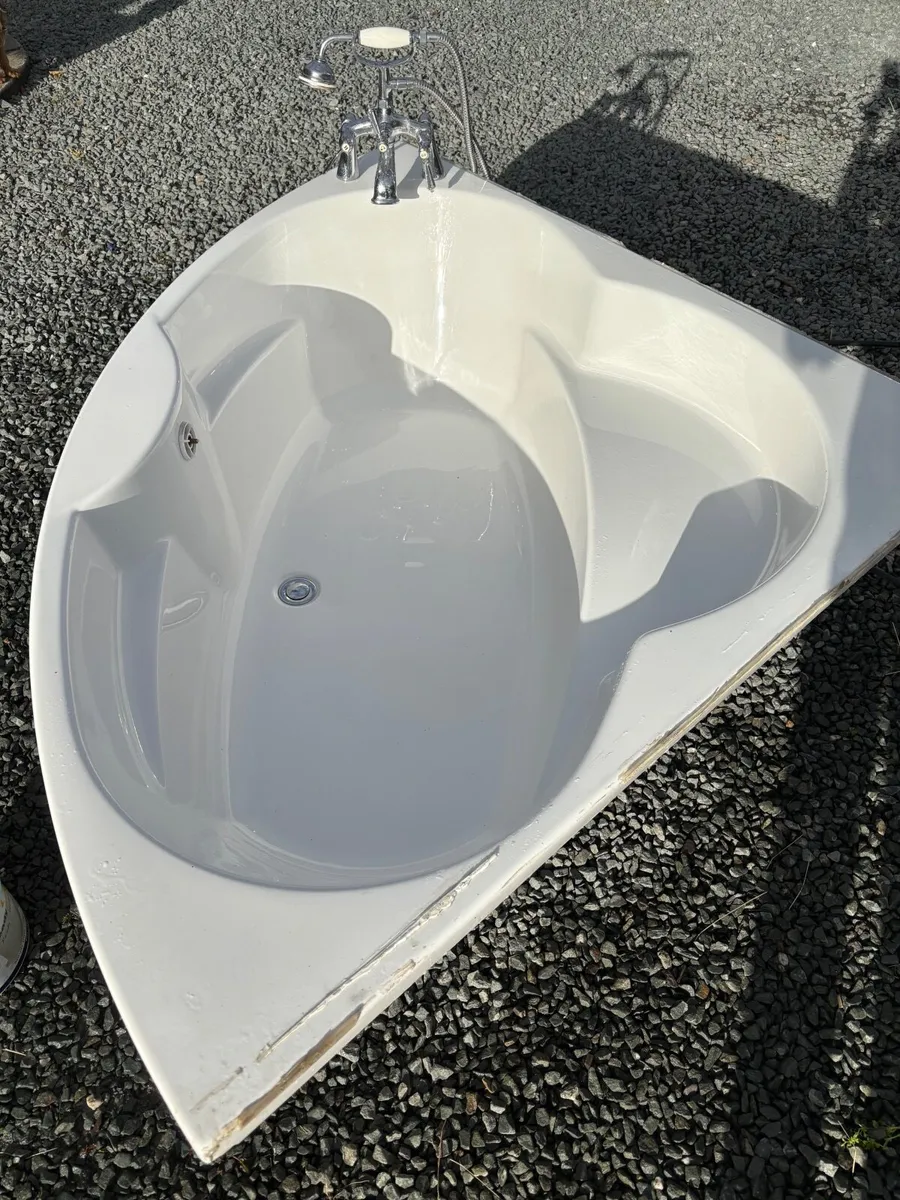 Corner bath - Image 1