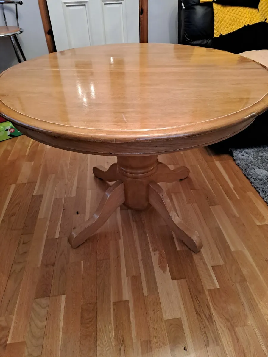 Table and 4 chairs - Image 2