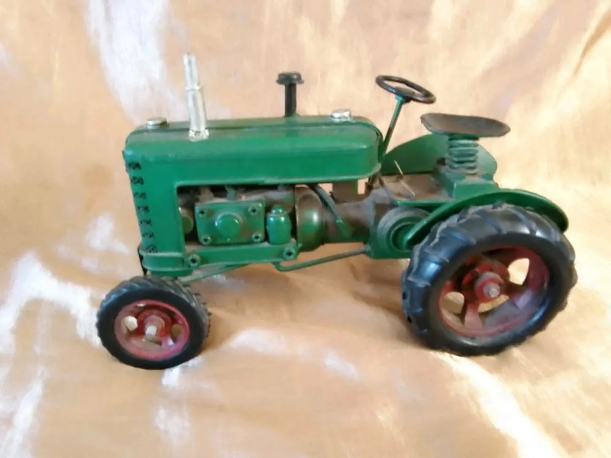 Vintage style green tractor - Image 1