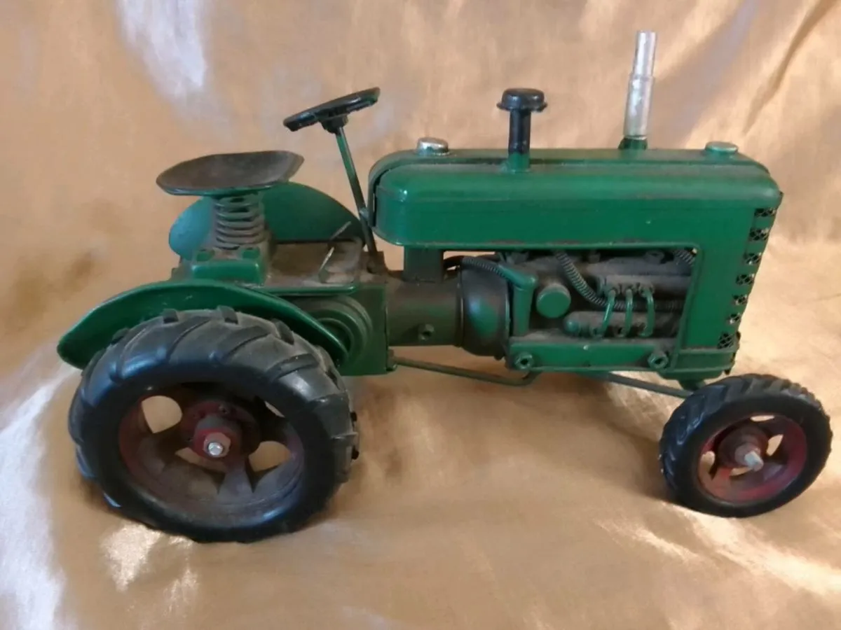 Vintage style green tractor - Image 2