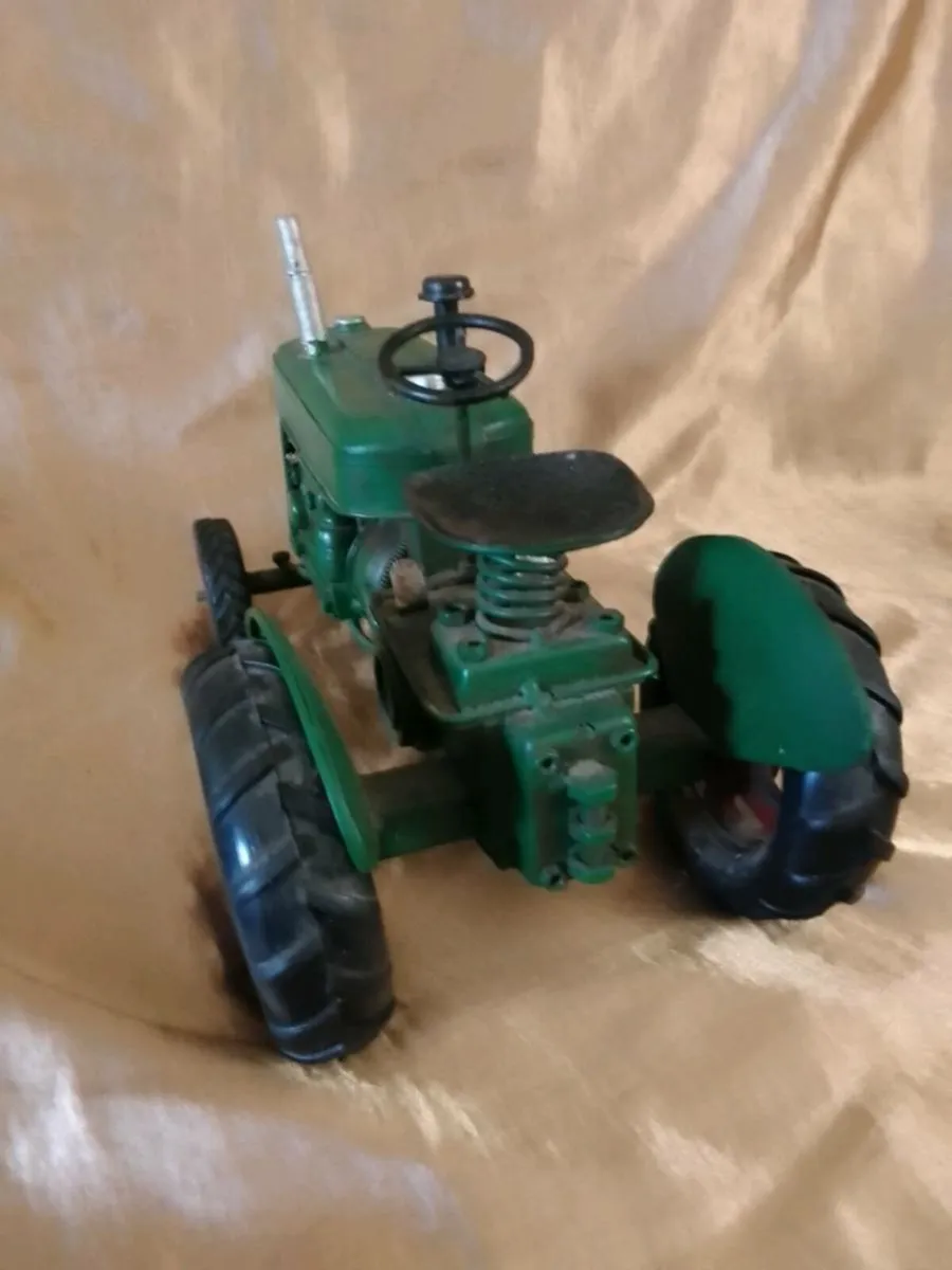 Vintage style green tractor - Image 3